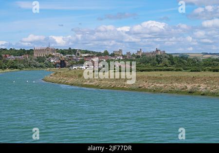 Der Fluss Arun in West Sussex, Großbritannien. Blick auf den Aufgang bei Flut, mit Blick auf Arundel Castle und Kathedrale im Hintergrund Stockfoto