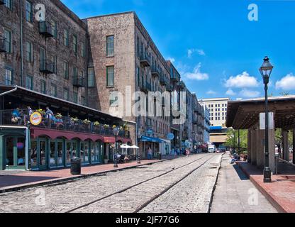 Trolley-Buslinien und Restaurants entlang der River Street, Savannah, Georgia. Stockfoto