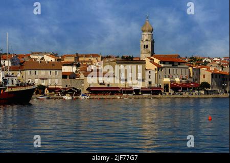 Die Altstadt von Krk Stadt, auf der Insel Krk, Kroatien, wird vom Glockenturm oder campanile der Kathedrale dominiert, der über den römischen Bädern und mittelalterlichen Fundamenten steht, aber mit seinen oberen Stufen, die im 18.. Jahrhundert umgebaut wurden, jetzt mit einer achteckigen Zwiebelkuppel und einer Engelsstatue. Stockfoto