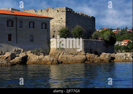 Kastel oder Schloss neben der Adria in Krk, Insel Krk, Kroatien. Es wurde von der mächtigen Familie Frankopas zwischen den 1100s und 1300s gebaut, um die Stadt vor Marineangriffen zu schützen. Stockfoto