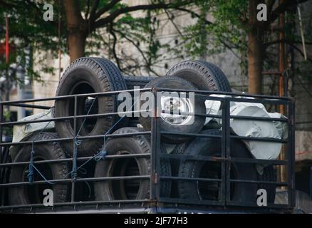 Reifenstapel im LKW Stockfoto