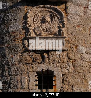 Tafel mit dem Emblem von Venedig, dem geflügelten Löwen des Heiligen Markus, auf einem runden Turm an einer Ecke der mittelalterlichen Burg in Krk, Insel Krk, Kroatien. Die Burg wurde von der kroatischen Frankopanerfamilie oder der französischen Familie erbaut und der Turm stammt wahrscheinlich aus den 1200s Jahren. Diese Tafel wurde jedoch in das Steinwerk eingesetzt, als Venedig den Turm 1500 umbaute. Die lateinische Inschrift unter dem Emblem „Aureae Venetorum Libertati“ bedeutet übersetzt „die Goldenen Freiheiten von Venedig“. Stockfoto