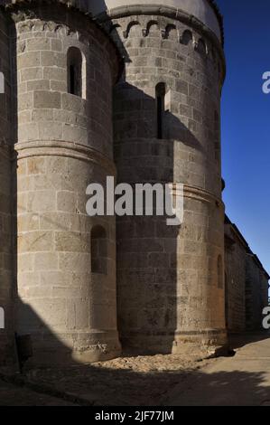 Dreifach mittelalterliche romanische Affen zeigen am Altarende der Kirche St. Quirinus in Krk, Insel Krk, Kroatien eher nach Süden als nach Osten. Die Kirche wurde in den 1100s und 1200s Jahren erbaut. Stockfoto