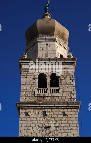 Eine achteckige Zwiebelkuppel und ein Engel, der ein Horn bläst: Ergänzungen des Glockenturms oder campanile der Kathedrale Mariä Himmelfahrt aus dem 18.. Jahrhundert in der Stadt Krk, Insel Krk, Kroatien. Stockfoto
