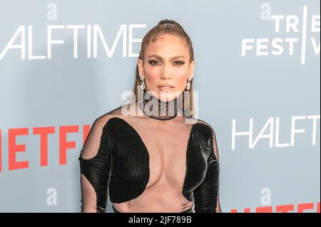 New York, NY - 8. Juni 2022: Jennifer Lopez nimmt an der Halbzeit-Premiere während der Tribeca Festival Opening Night im United Palace Teil Stockfoto