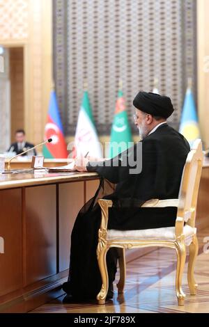 30. Juni 2022, ASCHGABAT, ASCHGABAT, TURKMENISTAN: Irans Präsident EBRAHIM RAISI nimmt am Mittwoch, den 29. Juni 2022, am Gipfel der Küstenstaaten des Kaspischen Meeres in Aschgabat, Turkmenistan, Teil. Auf Einladung des turkmenischen Staatschefs Serdar Berdimuhamedow nehmen der aserbaidschanische Präsident Ilham Aliyev, der iranische Präsident Ebrahim Raisi, der russische Präsident Wladimir Putin und der kasachische Präsident Kassim-Jomart Tokayev am Gipfel Teil. Eines der Hauptthemen des Kaspischen Gipfels 6. ist die Organisation eines Verkehrskorridors durch das Kaspische Meer. Die Trans-Kaspische Route ist die optimale und schnellste Stockfoto