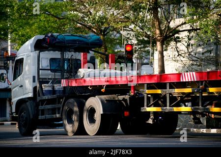 LKW-Anhänger ohne Kasten in Ampel Stockfoto