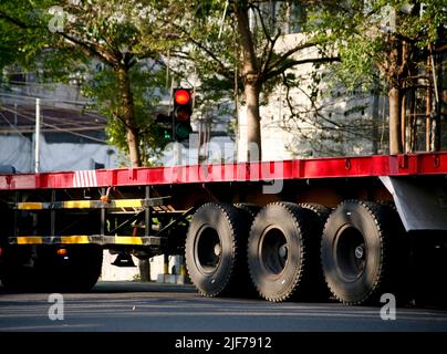 Seitenansicht des LKW-Anhängers ohne Container Stockfoto