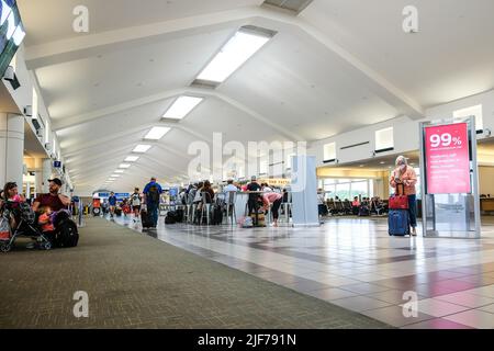 Flugausfälle belasten müde Reisende. Bilder von aktuellen Flugverspätungen in den USA. Gestörte Reisepläne. Passagiere an der Abfertigung. Stockfoto