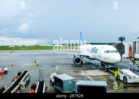 Flugausfälle belasten müde Reisende. Bilder von aktuellen Flugverspätungen in den USA. Gestörte Reisepläne. JetBlue-Flugzeug auf der Landebahn. Stockfoto