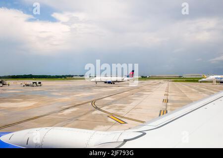 Flugausfälle belasten müde Reisende.Bilder von aktuellen Flugverspätungen in den USA. Gestörte Reisepläne. Stornierte Flüge. Stockfoto