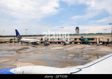 Flugausfälle belasten müde Reisende auf Flügen.Bilder von aktuellen Flugverspätungen in den USA. Gestörte Reisepläne. Stornierte Reise. Stockfoto