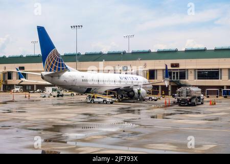 Flugausfälle belasten müde Reisende. Bilder von aktuellen Flugverspätungen in den USA. Gestörte Reisepläne. Stornierte Reisepläne. Stockfoto