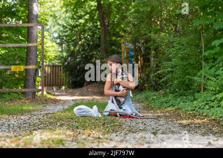 Cornelius, NC, USA. 29.. Juni 2022. Ein obdachloses, hungriges, verlassenes, entlaufenes Kind sucht mit ihrem kleinen Hund nach Nahrung und Unterkunft (Foto: © Walter G. Arce Sr./ZUMA Press Wire)