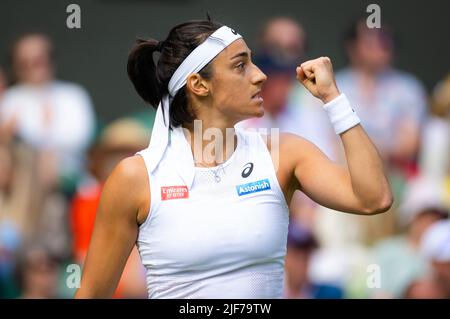 Caroline Garcia aus Frankreich im Einsatz gegen Emma Raducanu aus Großbritannien während der zweiten Runde der Wimbledon Championships 2022, Grand Slam Tennisturnier am 29. Juni 2022 im All England Lawn Tennis Club in Wimbledon bei London, England - Foto: Rob Prange/DPPI/LiveMedia Stockfoto