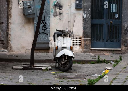 Neapel, Italien. 27.Mai 2022. Alte weiße Vespa Roller auf der Seitenstraße von Neapel, Italien geparkt Stockfoto