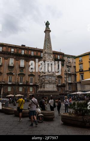 Neapel, Italien. 27.Mai 2022. Spire von San Domenico, eine der drei monumentalen Säulen (Türme von Neapel) im historischen Zentrum der Stadt Naple Stockfoto