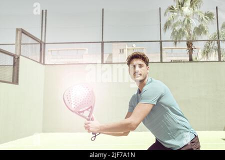 Padel-Spieler in der Position, die auf den Ball wartet. Konzept für Trainer und Padel-Spieler Stockfoto