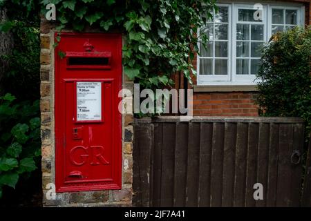 Eton, Windsor, Britannien. 30.. Juni 2022. Ein Briefkasten in Eton. Die Royal Mail Manager haben für ein Umstellungsprogramm mit geringeren Bedingungen gestimmt. Die Mitglieder der Unite Union unterstützten die Arbeitskampfmaßnahmen um 86 %. Quelle: Maureen McLean/Alamy Live News Stockfoto