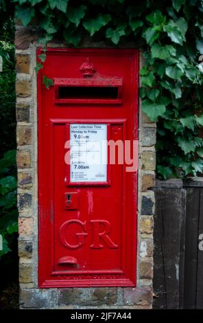 Eton, Windsor, Britannien. 30.. Juni 2022. Ein Briefkasten in Eton. Die Royal Mail Manager haben für ein Umstellungsprogramm mit geringeren Bedingungen gestimmt. Die Mitglieder der Unite Union unterstützten die Arbeitskampfmaßnahmen um 86 %. Quelle: Maureen McLean/Alamy Live News Stockfoto