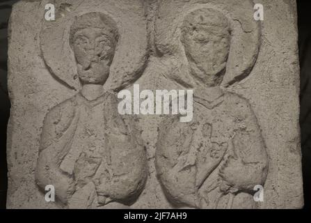Spätmittelalterliches Relief. Kalkstein. Sie repräsentiert zwei Heilige, möglicherweise den heiligen Petrus und den heiligen Paulus. Er genießt die Hingabe der Fischer und Segler und ist ein Beispiel für die lokale Handwerkskunst aus dem späten 13.. Oder frühen 14.. Jahrhundert, wahrscheinlich unter sizilianischem Einfluss. Das Relief soll 1908 in Xlendi (Insel Gozo, Malta) gefunden worden sein, wo es möglicherweise Teil einer Kirche oder Kapelle war, die nicht mehr existiert. Details. Gozo Museum für Archäologie. Cittadela von Victoria in Gozo. Malta. Stockfoto