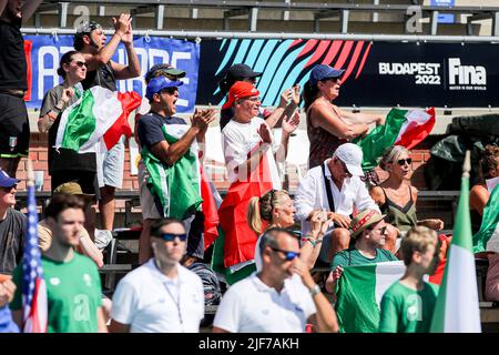 BUDAPEST, UNGARN - 30. JUNI: Fans Italiens während der FINA World Championships Budapest 2022 Halbfinale Italien gegen USA am 30. Juni 2022 in Budapest, Ungarn (Foto: Albert ten Hove/Orange Picts) Stockfoto