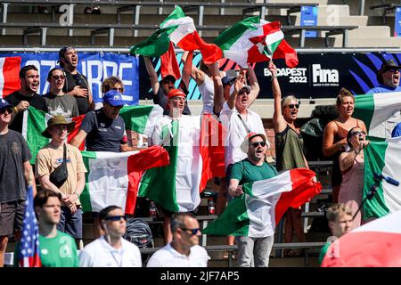 BUDAPEST, UNGARN - 30. JUNI: Fans Italiens während der FINA World Championships Budapest 2022 Halbfinale Italien gegen USA am 30. Juni 2022 in Budapest, Ungarn (Foto: Albert ten Hove/Orange Picts) Stockfoto