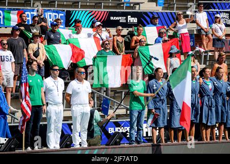 BUDAPEST, UNGARN - 30. JUNI: Fans Italiens während der FINA World Championships Budapest 2022 Halbfinale Italien gegen USA am 30. Juni 2022 in Budapest, Ungarn (Foto: Albert ten Hove/Orange Picts) Stockfoto