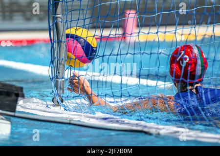 BUDAPEST, UNGARN - 30. JUNI: Ball im Tor während der FINA World Championships Budapest 2022 Halbfinale Italien gegen USA am 30. Juni 2022 in Budapest, Ungarn (Foto: Albert ten Hove/Orange Picts) Stockfoto