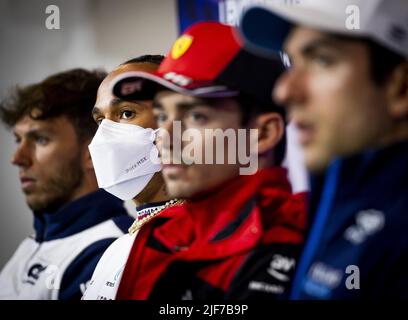 2022-06-30 15:55:08 NORTHAMPTON - (VLNR) Pierre Gasly (AlphaTauri), Lewis Hamilton (Mercedes), Charles Leclerc (Ferrari) und Nichola Latifi (Williams) während einer Pressekonferenz in Silverstone vor dem britischen Grand Prix. REMKO DE WAAL niederlande aus - belgien aus Stockfoto