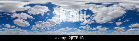 Nahtloses hdri Panorama 360 Grad Blick blauer Himmel mit schönen cumulus-wolken mit Zenit für 3D-Grafik oder Spielentwicklung als Sky dom Stockfoto