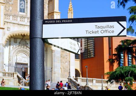 Straßenschild Kartenbüro Taquillas aus dem Prado Museum Museo del Prado in Madrid.mit dem Heiligen Hieronymus dem Königlichen (San Jerónimo el Real) im Hintergrund.eine römisch-katholische Kirche aus dem frühen 16.. Jahrhundert. Stockfoto