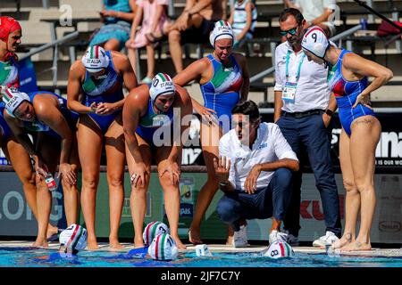 BUDAPEST, UNGARN - 30. JUNI: Silvia Avegno aus Italien, Valeria Palmieri (c) aus Italien, Claudia Roberta Marletta aus Italien, Giuditta Galadi aus Italien, Sofia Giustini aus Italien, Cheftrainer Carlo Silipo aus Italien, Coach Cosimino di Cecca aus Italien, Giulia Emmolo aus Italien während der FINA World Championships Budapest 2022 Halbfinalspiel Italien gegen USA am 30. Juni 2022 in Budapest, Ungarn (Foto: Albert ten Hove/Orange Picts) Stockfoto