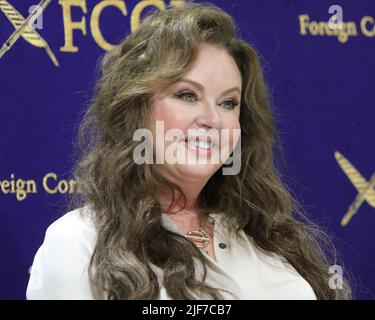 Tokio, Japan. 30.. Juni 2022. Die britische Sopranistin Sarah Brightman posiert für Fotos vor einer Pressekonferenz im Foreign Correspondents' Club of Japan (FCCJ) in Tokio, Japan, am 30. Juni 2022. Auf der Konferenz sagte sie, dass das Singen bei der Eröffnungszeremonie der Olympischen Spiele 2008 in Peking der „Höhepunkt“ ihres Lebens sei. DAZU „Brightman sagt, dass das Singen bei der Eröffnungszeremonie der Olympischen Spiele in Peking „Höhepunkt“ des Lebens“ Quelle: Wang Zijiang/Xinhua/Alamy Live News Stockfoto