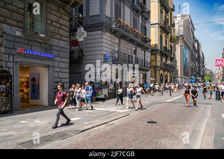 Menschen, die auf der Via Toledo in Neapel, Italien, spazieren gehen Stockfoto