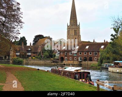 St. Helen's Church auf der anderen Seite der Themse Stockfoto