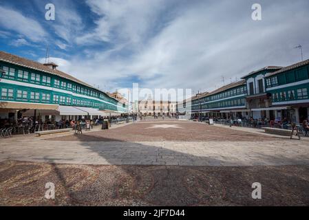 ALMAGRO, SPANIEN – 11. OKTOBER 2021: Hauptplatz von Almagro, in der Provinz Ciudad Real, Spanien. Diese Stadt ist ein Touristenziel und ist ein Stockfoto