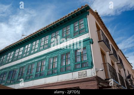 ALMAGRO, SPANIEN – 11. OKTOBER 2021: Traditionelle Architektur auf dem Hauptplatz von Almagro, in der Provinz Ciudad Real, Spanien. Diese Stadt ist ein Touri Stockfoto