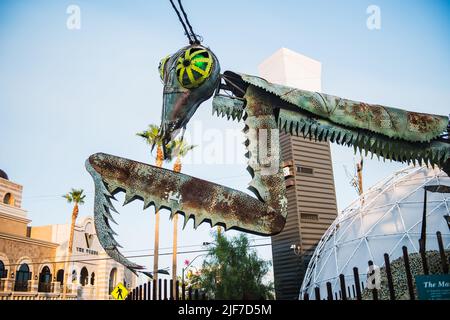 Die riesige Gottesanbeterin Skulptur vor dem Container Park in Downtown Las Vegas Stockfoto