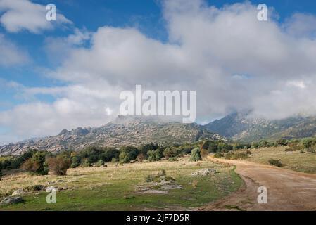 Blick auf den Hueco de San Blas, ein sehr beliebter Ort für Wanderer in der Gemeinde Manzanares el Real, Provinz Madrid, Spanien Stockfoto