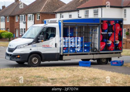 Eton Wick, Windsor, Britannien. 30.. Juni 2022. Ein Tesco Lieferwagen, der zu einem Haus in Eton Wick geliefert wird. Es soll ein Streit zwischen dem Supermarktgiganten Tesco und dem Lebensmittelhersteller Heinz entstanden sein. Obwohl die Regale im Tesco-Supermarkt in Taplow heute Morgen gut gefüllt waren, wird berichtet, dass Tesco aufgrund eines Streits mit Heinz über die Preiserhöhungen der Produkte mit Engpässen an Heinz-Backbohnen, Ketchup und Salatcreme konfrontiert ist. Quelle: Maureen McLean/Alamy Live News Stockfoto
