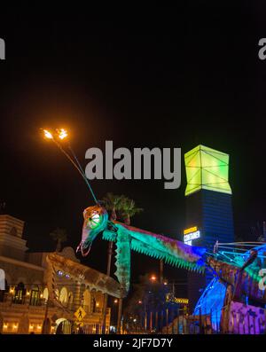 Die riesige Gottesanbeterin Skulptur vor dem Container Park in Downtown Las Vegas Stockfoto