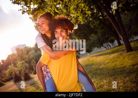 Fotoporträt Junges Paar, das in lässigem Outfit auf den Sommerstraßen zusammenläuft Stockfoto