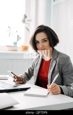 Porträt einer jungen selbstbewussten Geschäftsfrau im modernen Büro. Unternehmen Im Besitz Von Frauen, Stockfoto