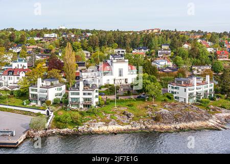 Am Wasser gelegene Grundstücke auf einer der vielen Inseln des Stockholmer Archipels - hier Gashaga auf der Insel Lidingo, Schweden. Stockfoto