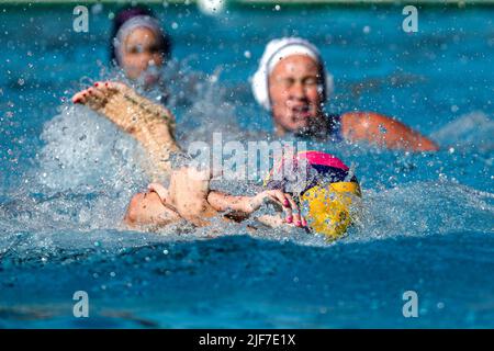 BUDAPEST, UNGARN - 30. JUNI: Unterwasser-Angriff von Ryann Neuschul aus den Vereinigten Staaten, Chiara Tabani aus Italien während der FINA World Championships Budapest 2022 Halbfinale Italien gegen USA am 30. Juni 2022 in Budapest, Ungarn (Foto: Albert ten Hove/Orange Picts) Stockfoto