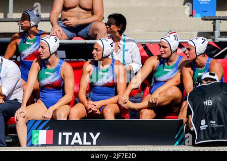 BUDAPEST, UNGARN - 30. JUNI: Giulia Emmolo aus Italien, Silvia Avegno aus Italien, Giuditta Galadi aus Italien, Domitilla Picozzi aus Italien während der FINA World Championships Budapest 2022 Halbfinalspiel Italien gegen USA am 30. Juni 2022 in Budapest, Ungarn (Foto: Albert ten Hove/Orange Picles) Stockfoto