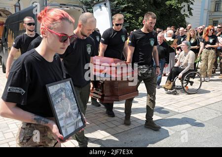 KIEW, UKRAINE - 30. JUNI 2022 - in der St.-Michaelskirche wird der Trauerdienst des Hospitalers Medical Bataillon-Mitglieds Nataliia Frausher ('Avstriik Stockfoto