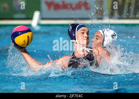 BUDAPEST, UNGARN - 30. JUNI: Ryann Neuschul aus den Vereinigten Staaten, Chiara Tabani aus Italien während der FINA World Championships Budapest 2022 Halbfinale Italien gegen USA am 30. Juni 2022 in Budapest, Ungarn (Foto: Albert ten Hove/Orange Picts) Stockfoto