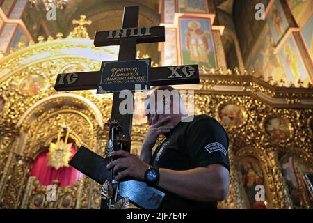 KIEW, UKRAINE - 30. JUNI 2022 - in der St.-Michaelskirche wird der Trauerdienst des Hospitalers Medical Bataillon-Mitglieds Nataliia Frausher ('Avstriik Stockfoto